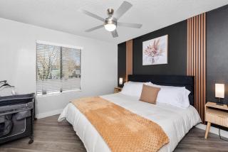Sleek 2BR Near ASU, Pool, Grill, Parking,PetFrndly - Tempe - 8