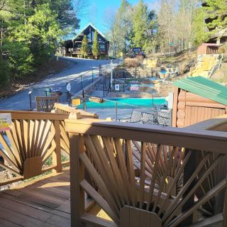 Pet friendly, Safe in winter 3 Bedroom, Brand new hot tub, and Grill! Working Fireplace, Easy access - Gatlinburg - 8