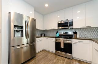 Stunning 3 Bedroom High-Rise with Pool, Spa, and Rooftop Views - Los Angeles - 9