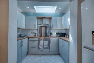 Cozy 4-bed stays for Contractors & Families - Birmingham - 7
