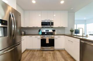 Stunning 3 Bedroom High-Rise with Pool, Spa, and Rooftop Views - Los Angeles - 4