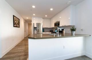 Stunning 3 Bedroom High-Rise with Pool, Spa, and Rooftop Views - Los Angeles - 2