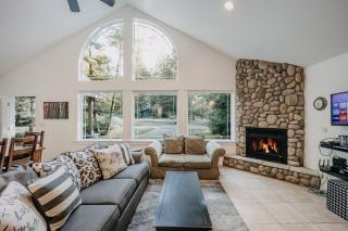 Snowline Cabin 1 - A Perfect New Contemporary Family Retreat With A Hot Tub! - Glacier - 7