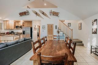 Snowline Cabin 1 - A Perfect New Contemporary Family Retreat With A Hot Tub! - Glacier - 2