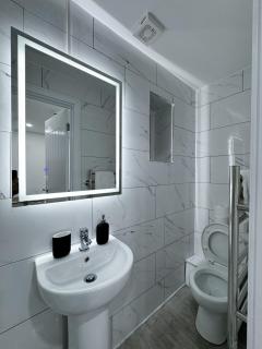 Modern City Centre 2 Bedroom Flat - Free Parking - 8
