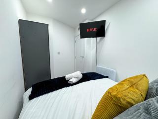 Modern City Centre 2 Bedroom Flat - Free Parking - 5