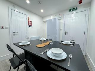 Modern City Centre 2 Bedroom Flat - Free Parking - 3