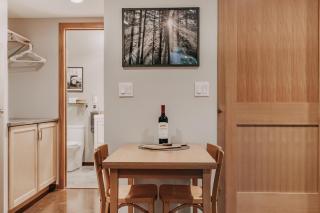 Ensuite 8 -WIFI - Gas F-P - Bbq - Sleeps 2 - Glacier - 7