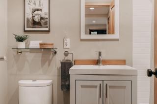 Ensuite 8 -WIFI - Gas F-P - Bbq - Sleeps 2 - Glacier - 2