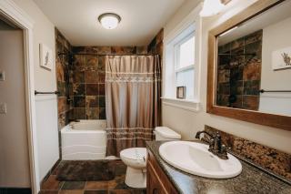 Mt Baker Rim Cabin #22 - Hot Tub - Wifi - Pets Ok - 2