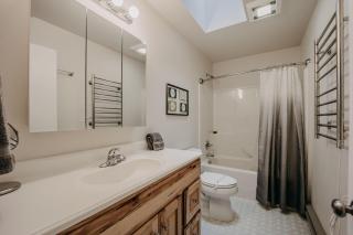 Glacier Springs Cabin #30 - Hot Tub - Wi-Fi - Pets Ok - Glacier - 4