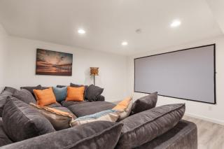 Riverfront w Cedar Hottub, Sauna, Movie Theatre - 2