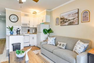 Walk to Galveston Beach Condo with Ocean Views! - Galveston - 8