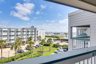 Walk to Galveston Beach Condo with Ocean Views! - Galveston - 3