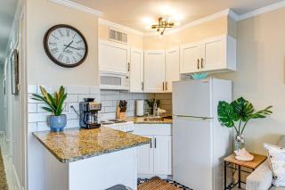 Walk to Galveston Beach Condo with Ocean Views! - Galveston - 1