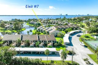 Spacious end-unit condo with loft in a boater's paradise - Above The Clouds - North Fort Myers - 0