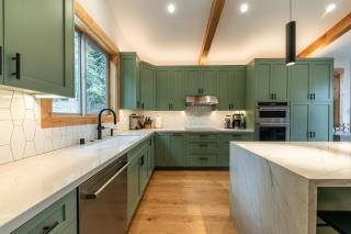 Radiant Retreat by Tahoe Getaways - 4 BR in Tahoe Donner with Hot Tub & HOA - 2