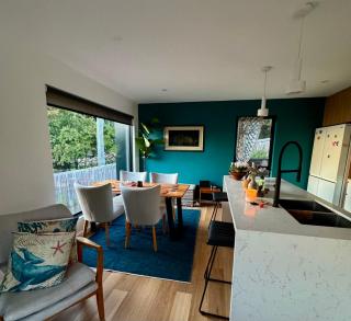 Fabulous, New, Well Appointed Beach House - Kingston Beach - 2