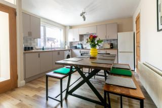 Welcome to Belfast: Your Gateway to Unforgettable Memories! Spacious 3 bedroom, Family Home. - Belfast - 4
