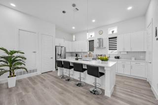 BRs w Ensuite Baths l Pet-Friendly l Central Loc - Dallas - 9