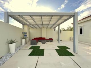 SPACIOUS HOUSE & STUDIO sleeps 10 close to Beach - Palm-Eagle Beach - 5