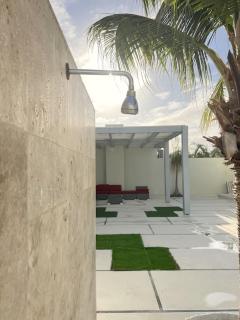 SPACIOUS HOUSE & STUDIO sleeps 10 close to Beach - Palm-Eagle Beach - 4