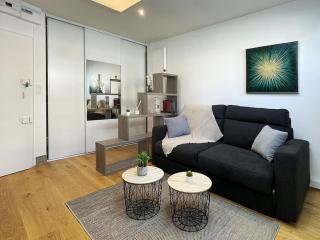 HOMEY TINY - Chambre privée - Située en Hyper-centre - Disney Plus et Wifi inclus - Sans SDB - Proche de Genève et des transports en commun - 8