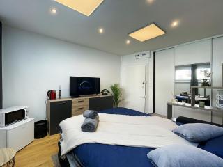 HOMEY TINY - Chambre privée - Située en Hyper-centre - Disney Plus et Wifi inclus - Sans SDB - Proche de Genève et des transports en commun - 2