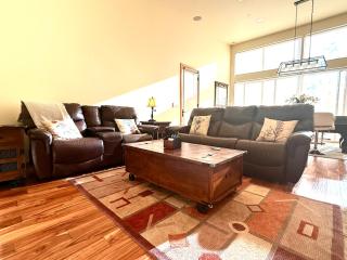 Luxury Family Retreat on Mercer Island Pet-Friendly, Pool Table, Patio & Near Seattle - Book Now & Save! - Mercer Island - 5