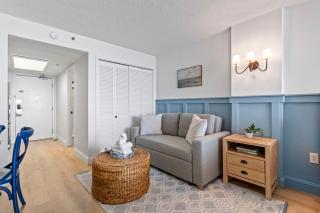 Ocean Front King Studio-Resort Building-Sleeps up to 3 - Myrtle Beach - 8