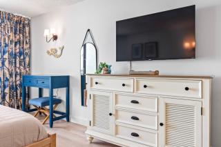 Ocean Front King Studio-Resort Building-Sleeps up to 3 - Myrtle Beach - 7