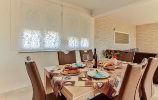 4 Bedroom Gorgeous Apartment In Medulin - 8
