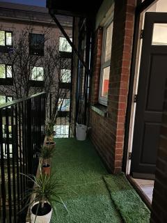 Lush Jacuzzi Apartment 2 Bedrooms with Balcony & Parking - Birmingham - 6