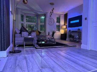 Lush Jacuzzi Apartment 2 Bedrooms with Balcony & Parking - Birmingham - 0