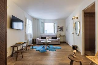 Chic Old Town Apartment - 0