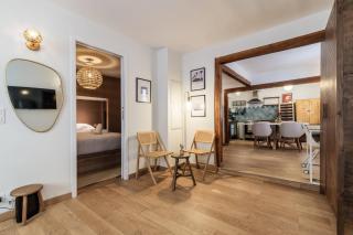 Chic Old Town Apartment - 8