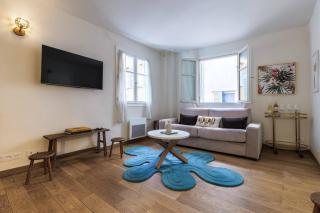 Chic Old Town Apartment - 9