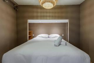 Chic Old Town Apartment - 7