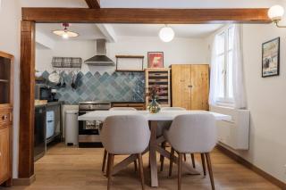 Chic Old Town Apartment - 5