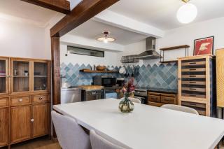 Chic Old Town Apartment - 4