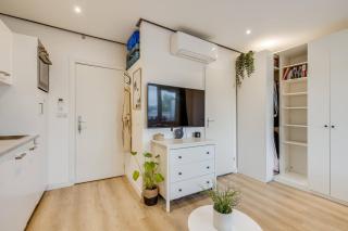 Cosy Studio with Balcony - 8