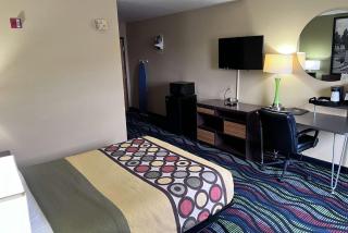 Super 8 by Wyndham Farmington - Farmington - 1