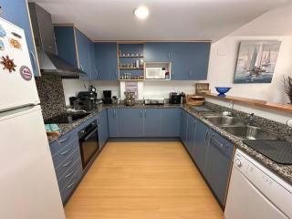 Bonito apartamento con gran terraza y piscina comunitaria AV-08 - 1