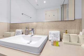 Spacious Dubai Apartment with Water Views and Luxury Amenities - 1