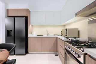 Spacious Dubai Apartment with Water Views and Luxury Amenities - 8