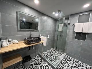 The Sands 3 Bedrooms Beachside Apartment in Naiharn - Nai Harn Beach - 6