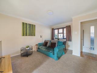 Pass the Keys Charming 1-Bed Study w garden - Hersham - 0