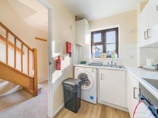 Hersham Apartment Ideal for Work & Relaxation - Pass the Keys - 3