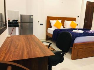 BLUE WHALES HOTEL - Hikkaduwa - 0