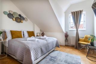 Duplex 165m2 with VIEWS only 30 Seconds to Charles Bridge - Prague - 1